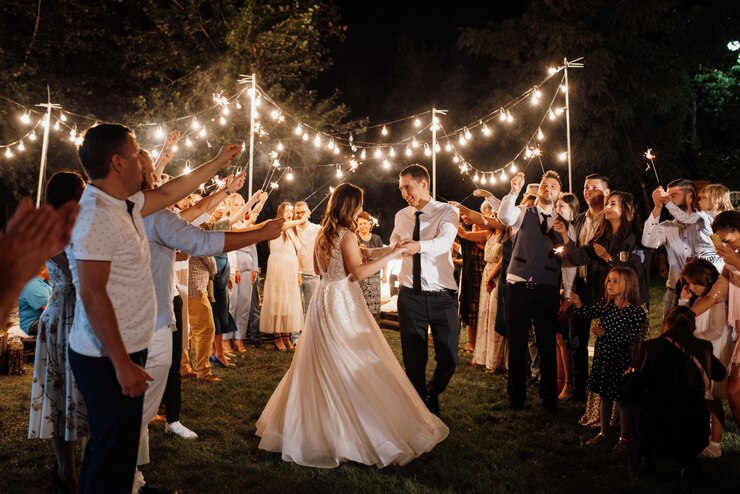 Foto wunderkerzen bei der hochzeit des brautpaares in den händen freudiger gäste