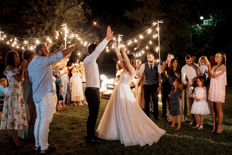 Foto wunderkerzen bei der hochzeit des brautpaares in den händen freudiger gäste