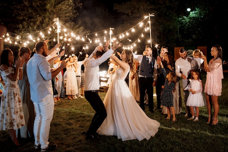 Foto wunderkerzen bei der hochzeit des brautpaares in den händen freudiger gäste