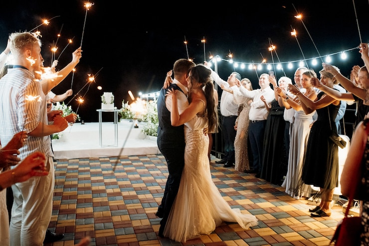 Foto wunderkerzen bei der hochzeit des brautpaares in den händen freudiger gäste