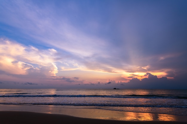 Wunderschön bewölkt bei Sonnenaufgang am Khanom Strand,