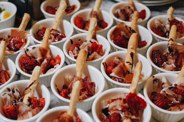 Wunderschön dekorierter Catering-Banketttisch mit verschiedenen Snacks und Vorspeisen mit Sandwich, Kaviar und frischem Obst.