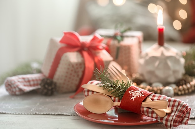 Wunderschön dekorierter Weihnachtstisch im Wohnzimmer