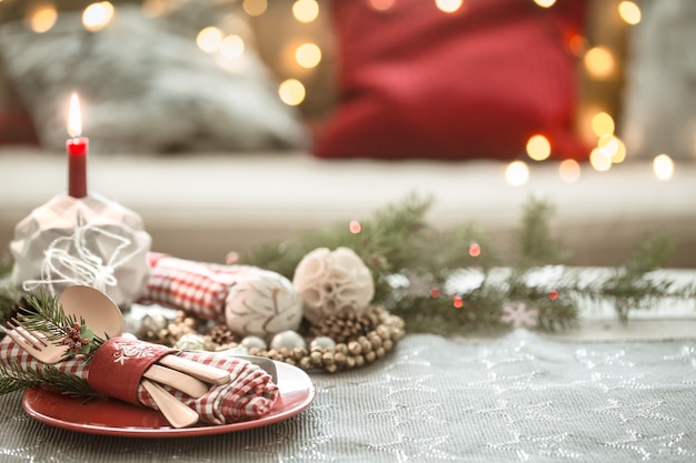 Wunderschön dekorierter Weihnachtstisch im Wohnzimmer