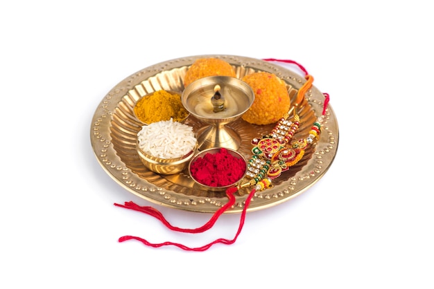 Wunderschön dekoriertes Pooja Thali zur Festivalfeier