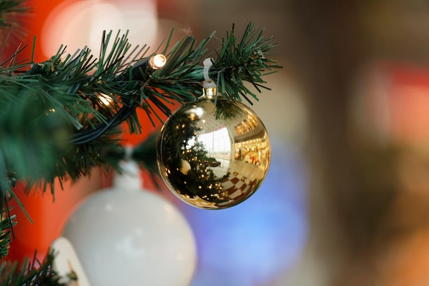 Wunderschön geschmückter Weihnachtsbaum mit verschwommenem Hintergrund Konzept für Weihnachtsferien und Wintersaison