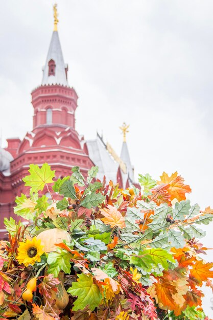 Wunderschön gestaltete Herbstdeko auf dem Roten Platz in Moskau