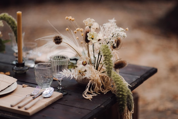 Wunderschön gestalteter Hochzeitstisch im Wald