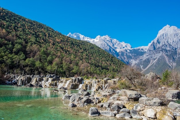 Wunderschön im Blue Moon Valley, Wahrzeichen und beliebter Ort für Touristenattraktionen in der malerischen Gegend des Jade Dragon Snow Mountain (Yulong) in der Nähe der Altstadt von Lijiang. Lijiang, Yunnan, China