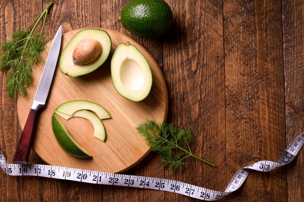 Wunderschön plattierter Avocado-Toast mit köstlich aussehenden Belägen auf Holztisch