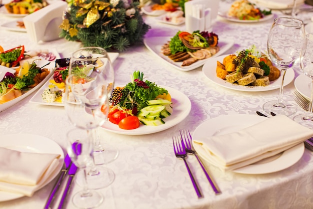 Wunderschön servierter Tisch in einem Restaurant für die Neujahrsfeier des Unternehmens