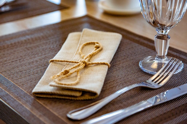 Wunderschön servierter Tisch in einem Restaurant. Selektiver Fokus