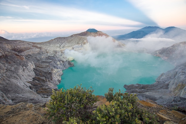 Foto wunderschön von kawah ijen am morgen