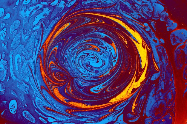 Wunderschöne abstrakte Kunst der Ebru-Marmor-Maltechniken auf Wasser mit Acrylfarben