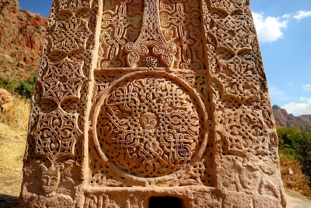 Wunderschöne antike armenische Kreuzsteine namens Khachkar im Kloster Noravank in Armenien