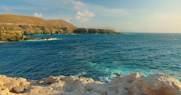 Foto wunderschöne atlantiklandschaft am sandsteinstrand in der kleinen stadt ajuy