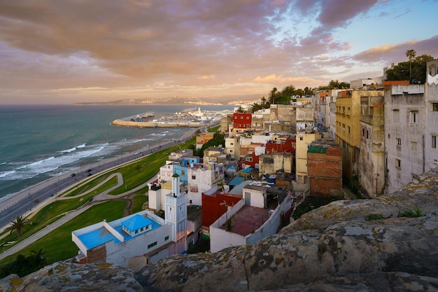 Wunderschöne Aussicht auf die marokkanische Stadt Tanger mit Blick auf den Strand während des Sonnenuntergangs