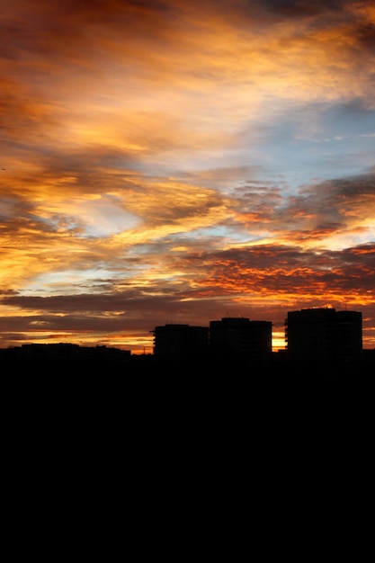 Wunderschöne Aussicht bei Sonnenaufgang über Stadtgebäuden im Sommer