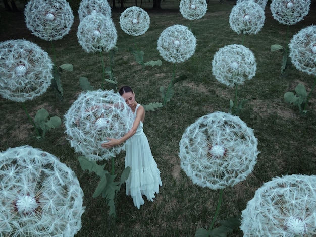 Foto wunderschöne ballerina mit riesigen löwenzahnblüten