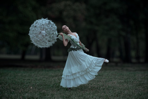 Foto wunderschöne ballerina mit riesigen löwenzahnblüten