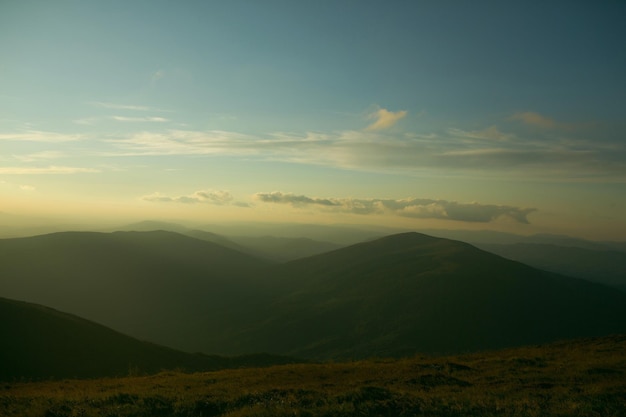 Wunderschöne Berggipfel mit Sonnenuntergang