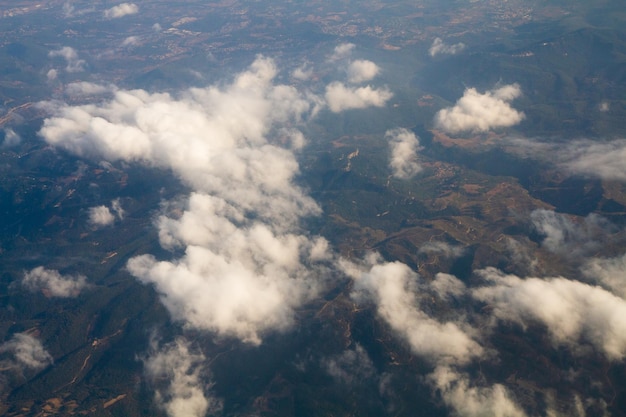 Wunderschöne Berglandschaft auf hohen Felsen aus der Flughöhe des Flugzeugs