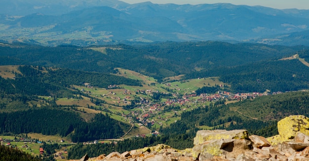 Wunderschöne Berglandschaft mit mit Wald bedeckten Berggipfeln und bewölktem Himmel. Ukraine Berge, Europa