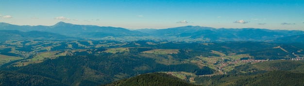 Wunderschöne Berglandschaft mit mit Wald bedeckten Berggipfeln und bewölktem Himmel. Ukraine Berge, Europa