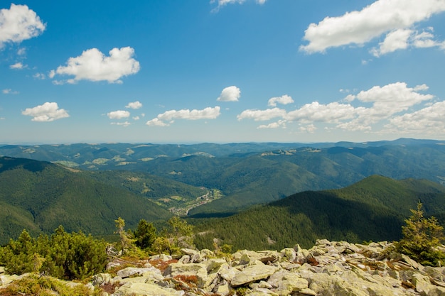 Wunderschöne Berglandschaft mit mit Wald bedeckten Berggipfeln und bewölktem Himmel. Ukraine Berge, Europa.