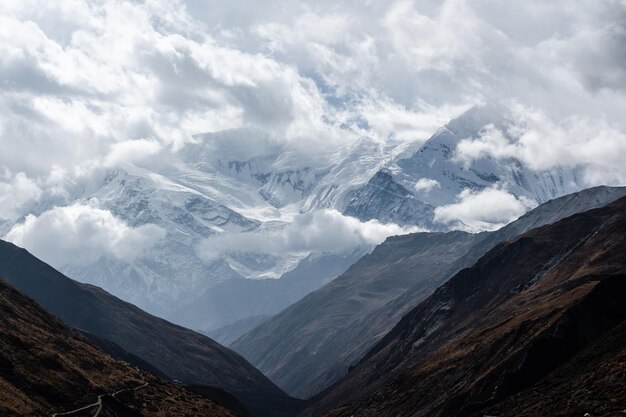 Wunderschöne Berglandschaft mit Wüstenfelsen und schneebedeckten Gipfeln in Nepal