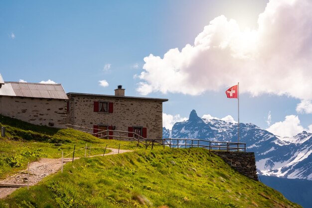 Wunderschöne Bergsommerlandschaft mit Schweizer Flagge