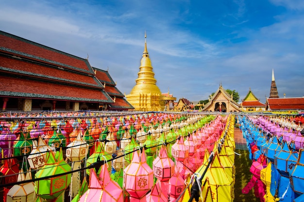 wunderschöne Farblampe Loy Krathong im Wat Phra That Haripunchai Lamphun Thailand