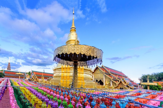 wunderschöne Farblampe Loy Krathong im Wat Phra That Haripunchai Lamphun Thailand