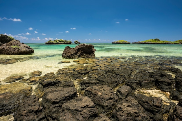 Wunderschöne Felsenformation smaragdgrüne Meeresinseln am Strand von Hoshizuna Iriomote Island