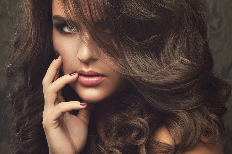 Foto wunderschöne frau mit schönen make-up und frisur