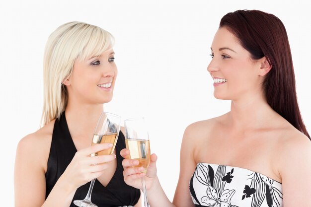 Wunderschöne Frauen in wunderschönen Kleidern mit Champagner