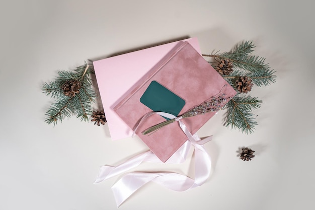 Wunderschöne Geschenkkartonbox aus rosa Sternen Weihnachtsbälle auf beige Hintergrund Top-View Flachlag-Neujahrsgeschenke Feierliche Dekorationen 2024 Feiern Frohe Weihnachten Glückliche Feiertage Karte