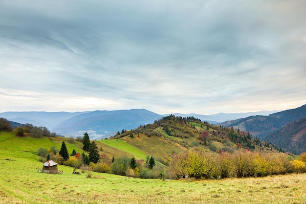 Wunderschöne Herbstlandschaft mit wunderschönem blauen Himmel und majestätischen Wolken Sonnenuntergang im Wald Schöne Herbstsaison Waldberg Sonnenuntergang orange Farben Spiritualität Inspiration Urlaubskonzept