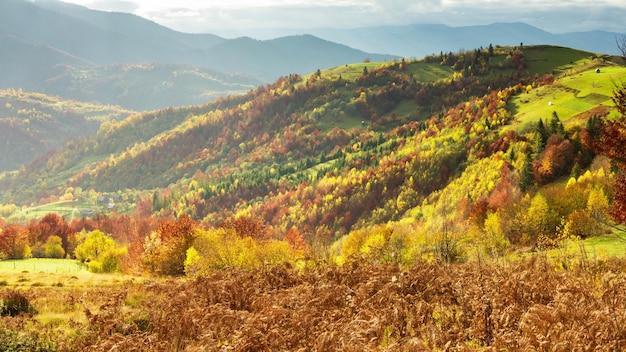 Wunderschöne Herbstlandschaft mit wunderschönem blauen Himmel und majestätischen Wolken Sonnenuntergang im Wald Schöne Herbstsaison Waldberg Sonnenuntergang orange Farben Spiritualität Inspiration Urlaubskonzept