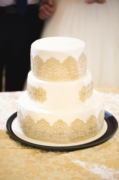 Wunderschöne Hochzeitstorte für das Brautpaar bei der Hochzeit. Eine Geburtstagstorte bei einem Bankett.