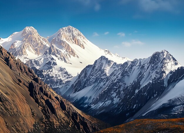 Wunderschöne hohe felsige Berge, die tagsüber mit Schnee bedeckt sind