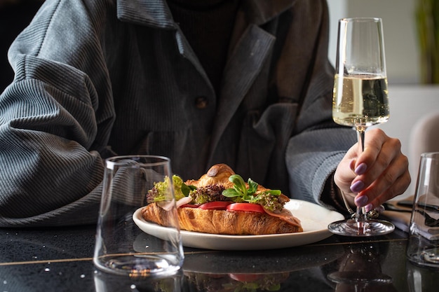 Wunderschöne junge Frauen bereiten das Abendessen mit Holzlöffeln in der Küche zu