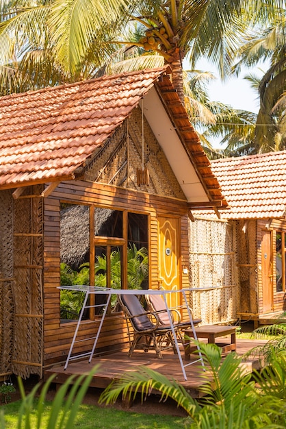 Wunderschöne Öko-Hütten aus Bambus- und Kokosnussblättern, die in Goa, Indien, gefangen wurden