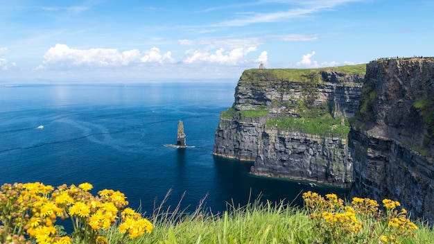 Wunderschöne Landschaft des Atlantischen Ozeans und einer Klippe an einem sonnigen Tag in Irland