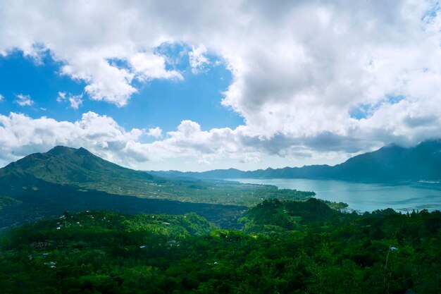 Wunderschöne Landschaft des Batur-Sees und des Vulkans