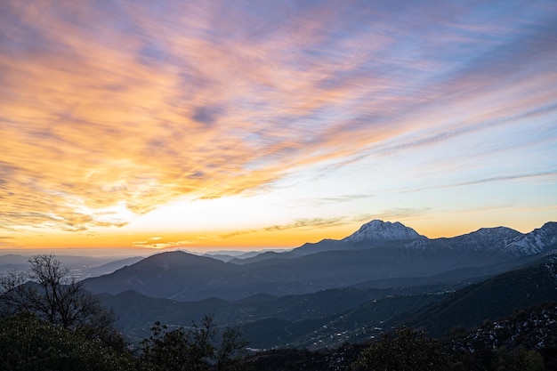 wunderschöne Landschaft des Nationalparks La Campana mit schneebedeckten Bergen, Silhouetten von Hügeln dahinter