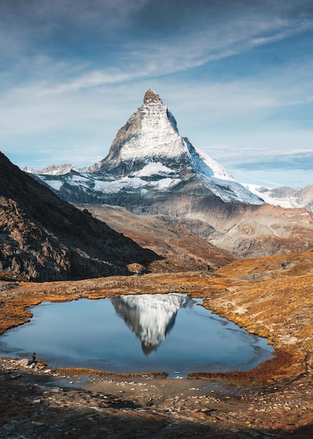 Foto wunderschöne landschaft des riffelsee-sees und des matterhorns ikonische bergspiegelung am morgen im kanton wallis schweiz