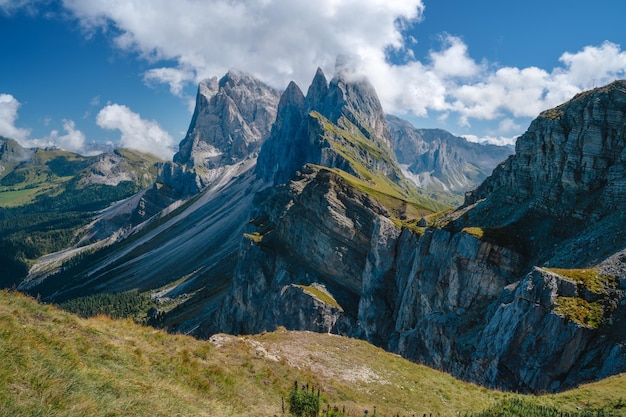 Wunderschöne Landschaft des Seceda-Gipfels in den Dolomiten-Alpen-Geisler-Bergkette Südtirol Italien Europa