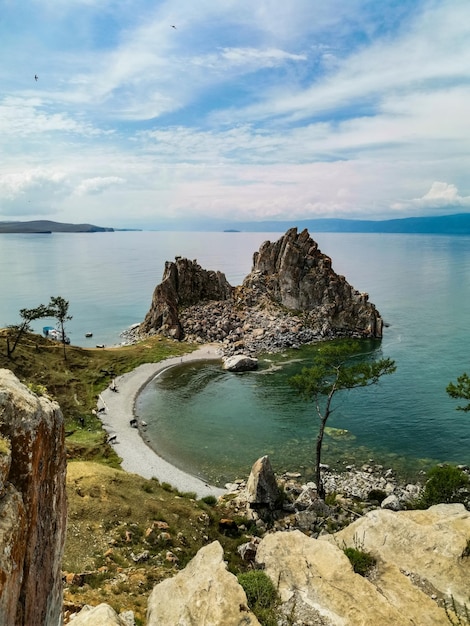 Wunderschöne Landschaft des sibirischen Baikalsees Panoramablick auf den Schamanka-Felsen am Kap Burhan von Olchon Natürlicher Hintergrund