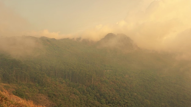 Wunderschöne Landschaft des Sonnenuntergangs in Ooty an bewölktem, nebligem Tag während der goldenen Stunde. Perfektes Ziel, um Wochenenden, Flitterwochen, Familienzeit und Ruhestand zu verbringen